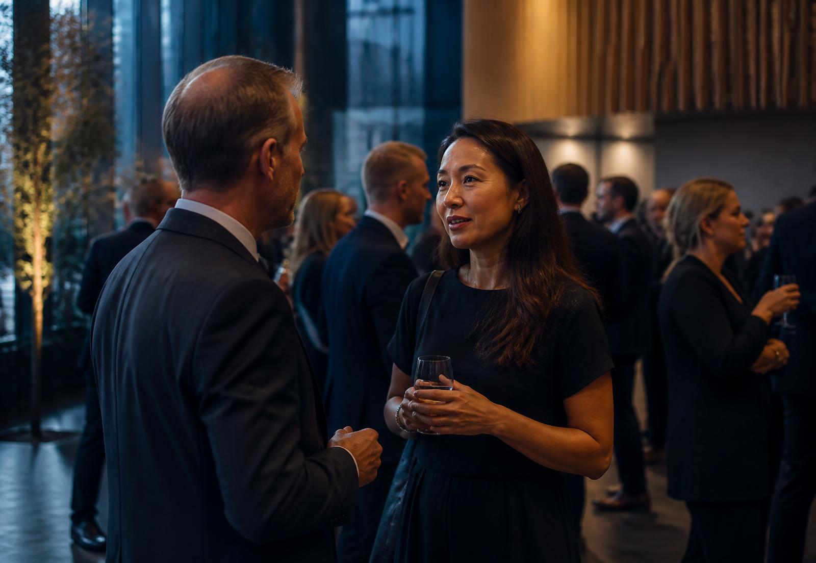 Medlemmer af et erhvervsnetværk i samtale til en reception
